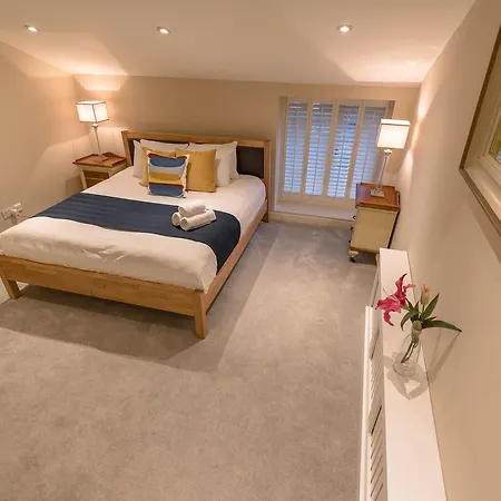 The Pierce Brosnan - Hiphipstay Holiday home *