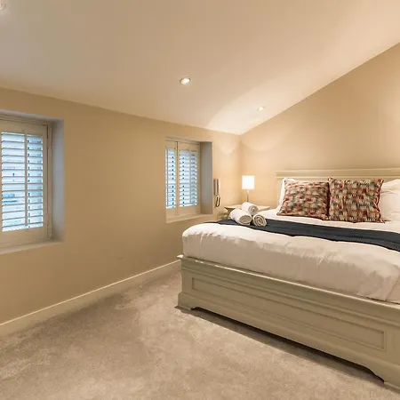 The Pierce Brosnan - Hiphipstay Holiday home