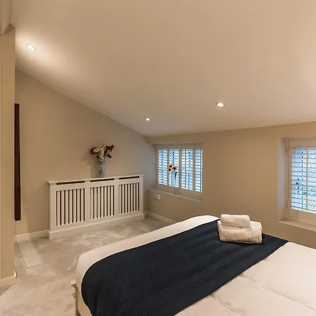 The Pierce Brosnan - Hiphipstay Holiday home *